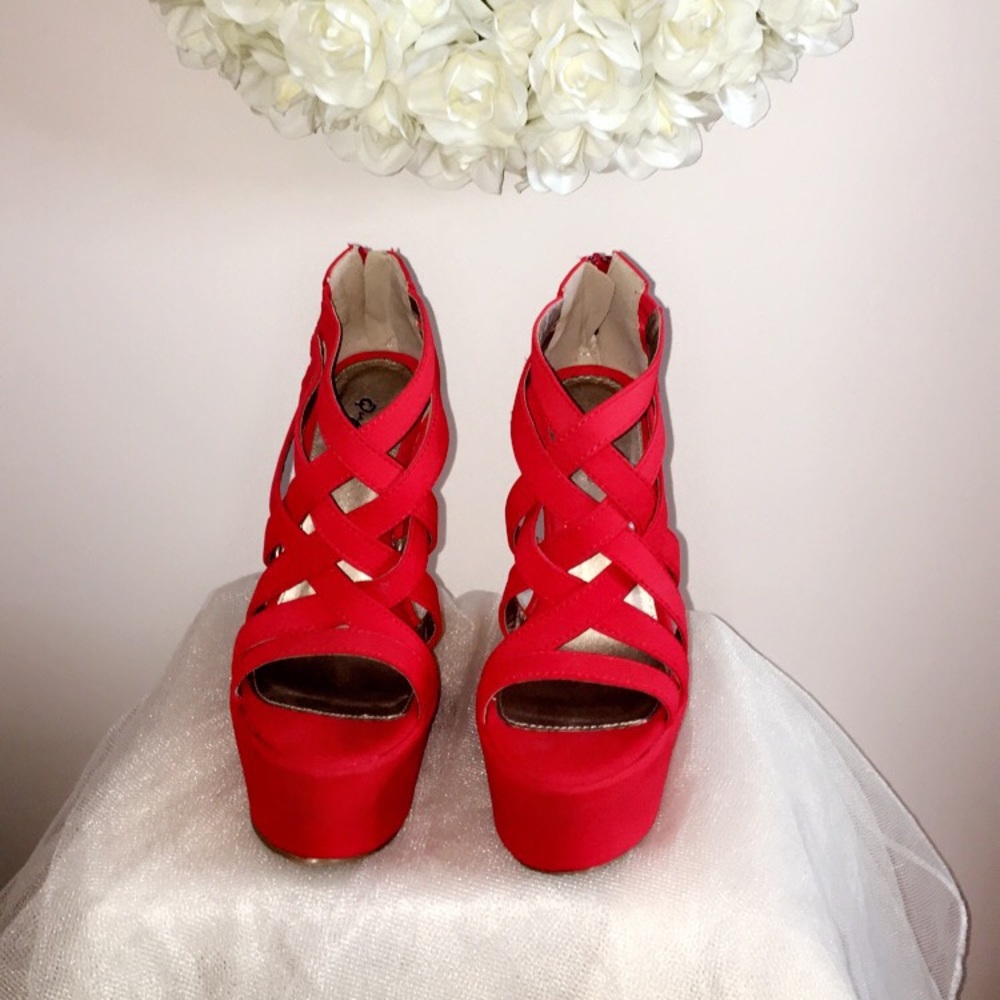 QUPID Sexy Red -HIGH PLATFORM WEDGE HEEL size 7.5